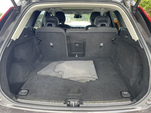 Used 2022 Volvo XC60 B5 Momentum AWD/4WD image 33