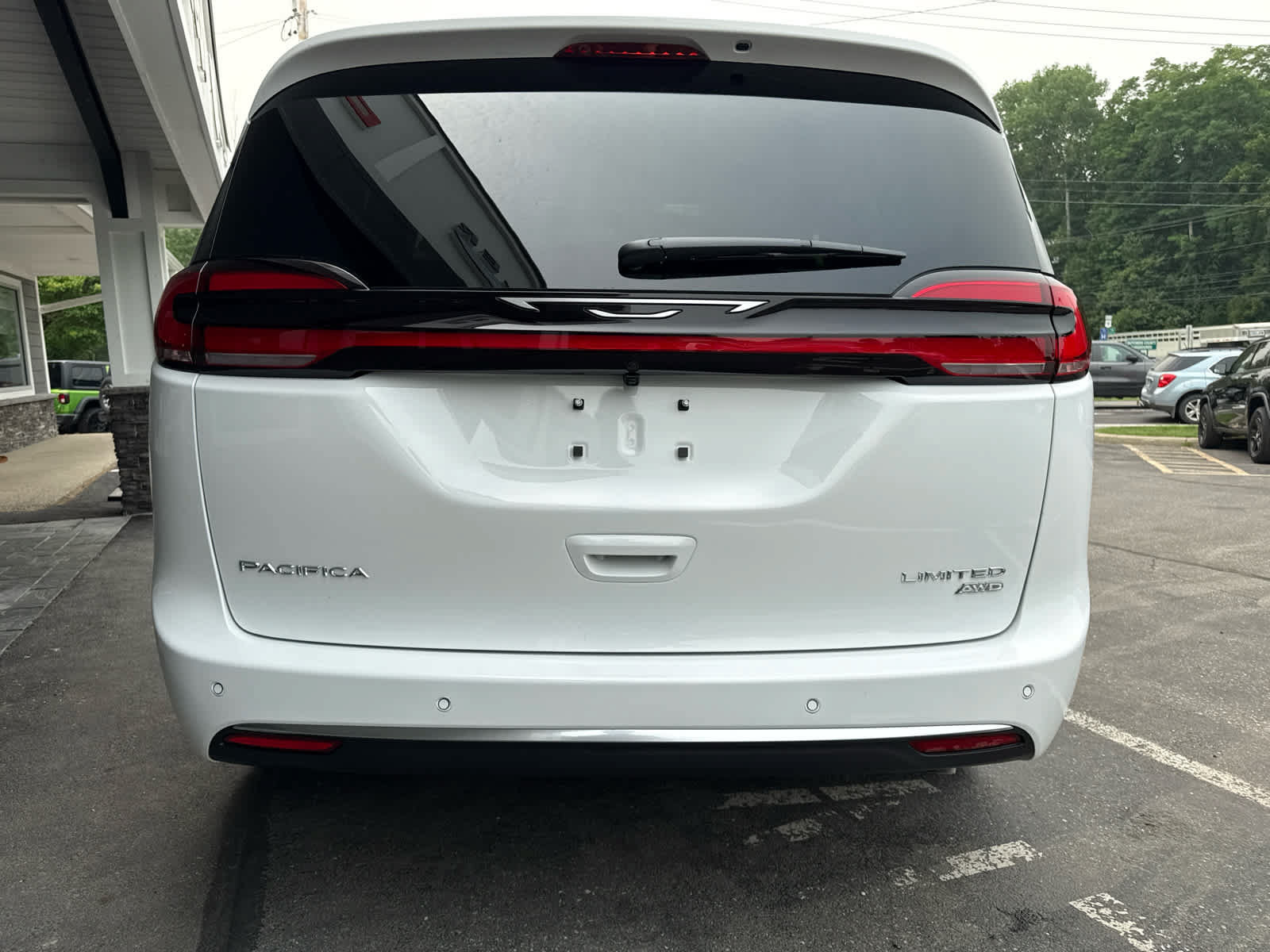 New 2027 Chrysler Pacifica Limited AWD/4WD image 3