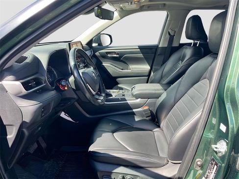 Used 2023 Toyota Highlander XLE image 20