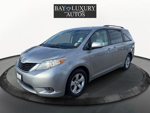 Used 2012 Toyota Sienna LE image 1