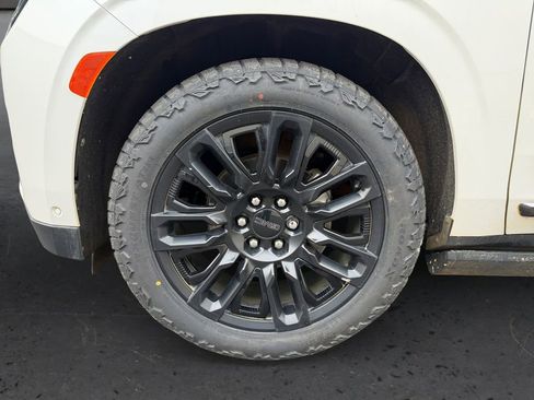 Used 2024 GMC Yukon XL Denali Ultimate image 9