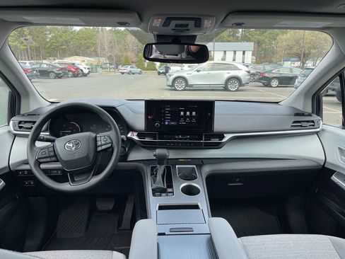 Used 2025 Toyota Sienna LE w/ LE Plus Package image 8