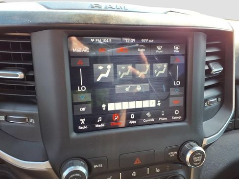 Used 2019 RAM 1500 Big Horn AWD/4WD image 9