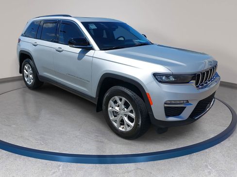 Used 2024 Jeep Grand Cherokee Limited image 3