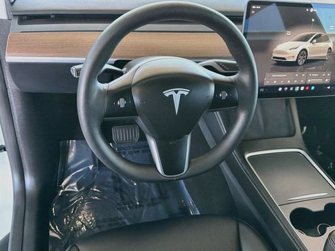 Used 2024 Tesla Model Y Long Range AWD/4WD image 16