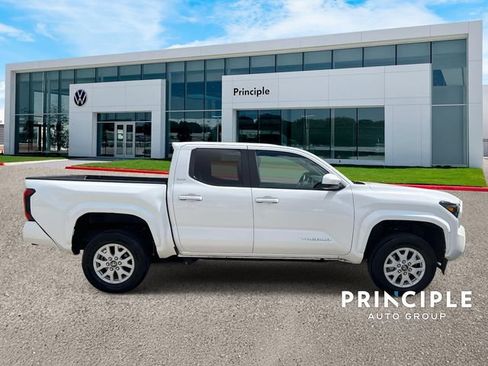 Used 2024 Toyota Tacoma SR5 AWD/4WD image 5