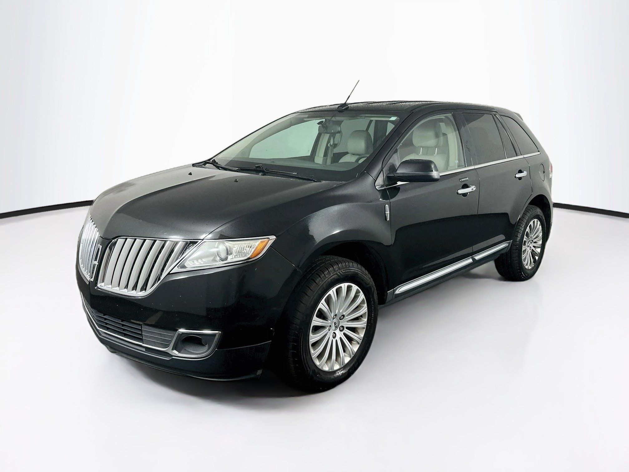 Used 2013 Lincoln MKX FWD image 3