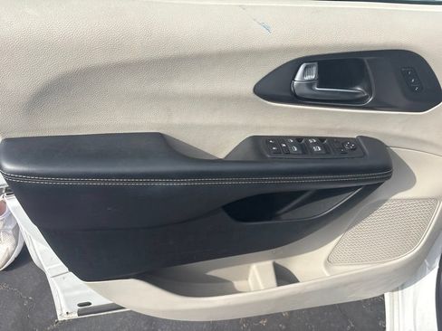 Used 2023 Chrysler Pacifica Touring-L FWD image 17
