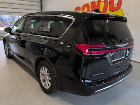 Used 2025 Chrysler Pacifica Select FWD image 3