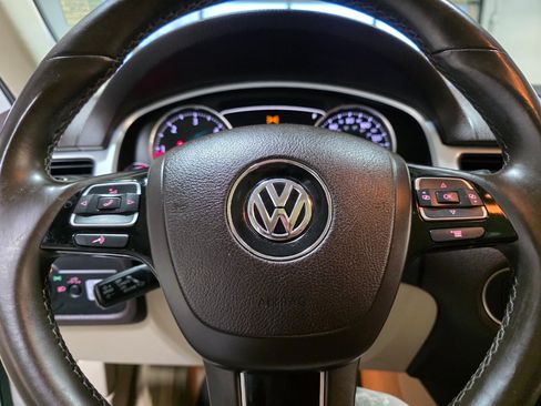 Used 2014 Volkswagen Touareg TDI image 27
