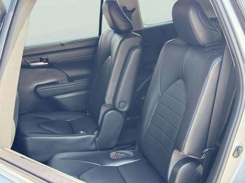 Used 2021 Toyota Highlander XLE AWD/4WD image 40