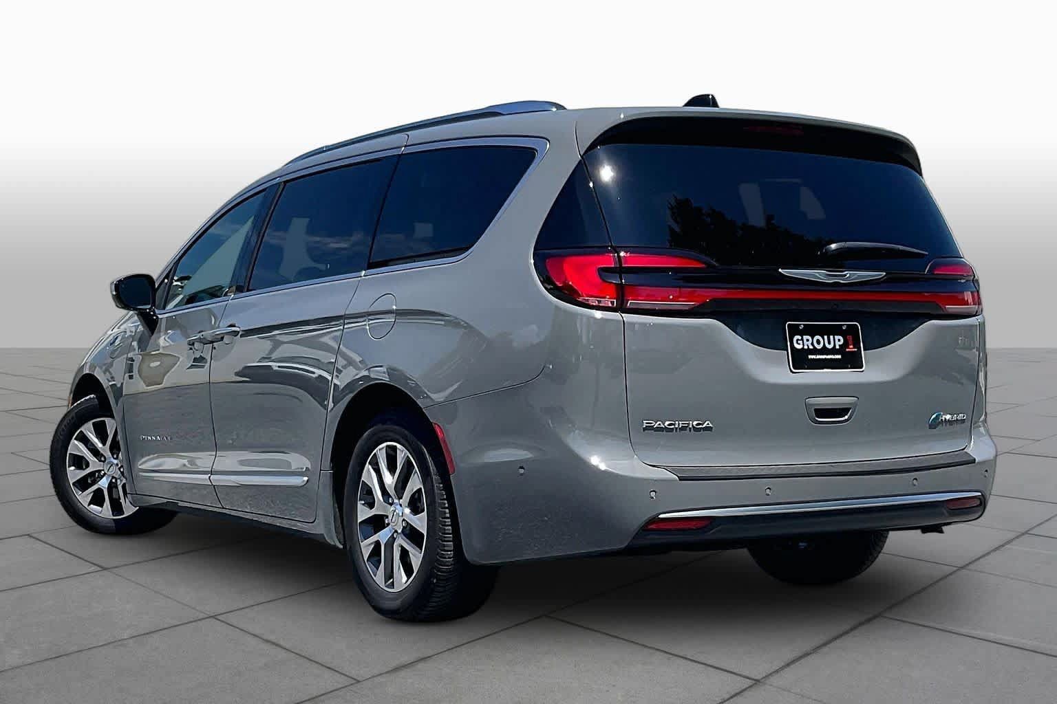 Used 2023 Chrysler Pacifica Pinnacle FWD image 11