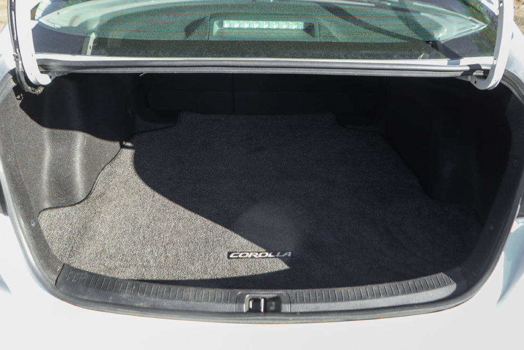 Used 2020 Toyota Corolla LE w/ Carpet Mat Package (TMS) FWD image 8