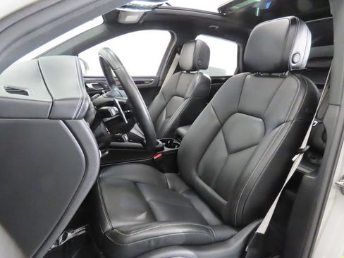 Certified 2022 Porsche Macan AWD/4WD image 5
