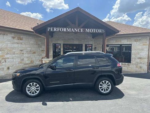 Used 2021 Jeep Cherokee Latitude FWD image 2