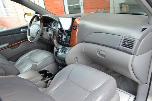 Used 2004 Toyota Sienna XLE Limited w/ Limited Pkg 5 FWD image 17