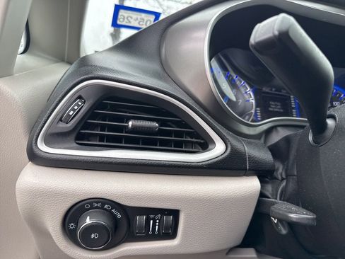 Used 2020 Chrysler Pacifica Touring-L image 20