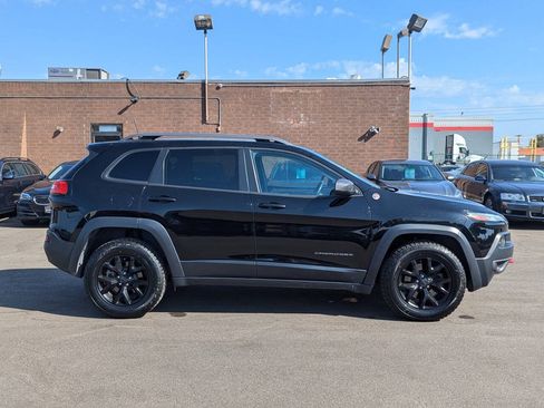 Used 2017 Jeep Cherokee Trailhawk w/ Cold Weather Group AWD/4WD image 6