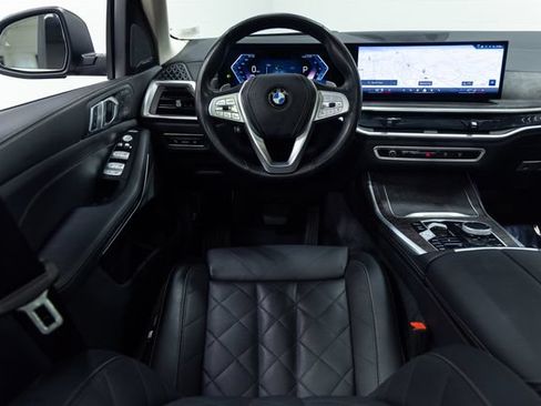 Used 2025 BMW X7 xDrive40i AWD/4WD image 3