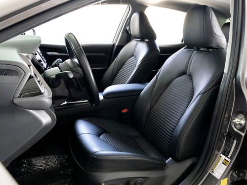 Used 2019 Toyota Camry SE w/ Convenience Package FWD image 10
