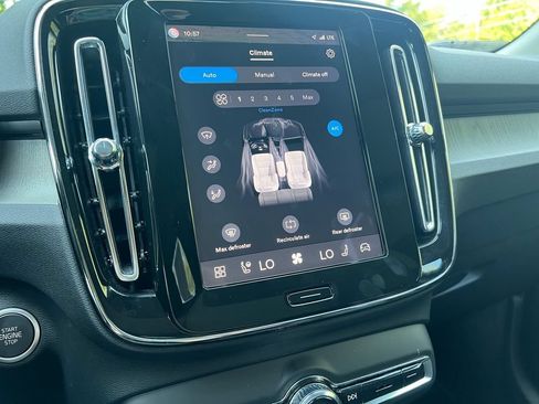 Certified 2025 Volvo XC40 B5 Core AWD/4WD image 17