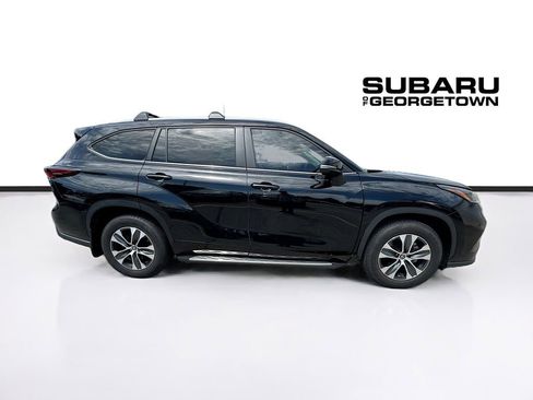 Used 2024 Toyota Highlander XLE AWD/4WD image 8