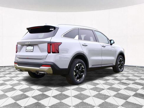 Used 2025 Kia Sorento S image 14