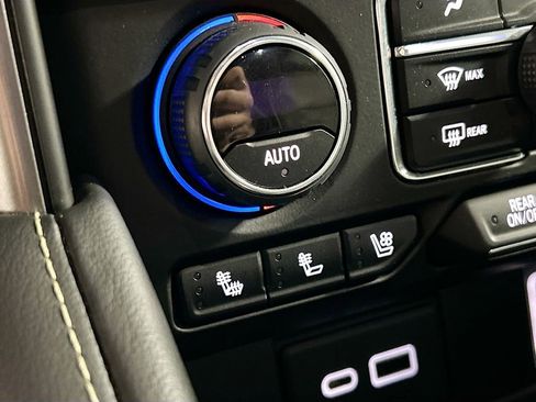 Used 2022 Chevrolet Suburban Premier image 21