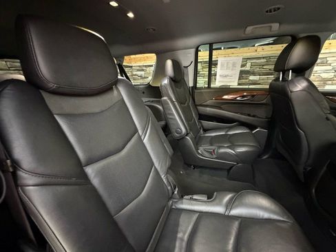 Used 2019 Cadillac Escalade ESV 4WD image 31