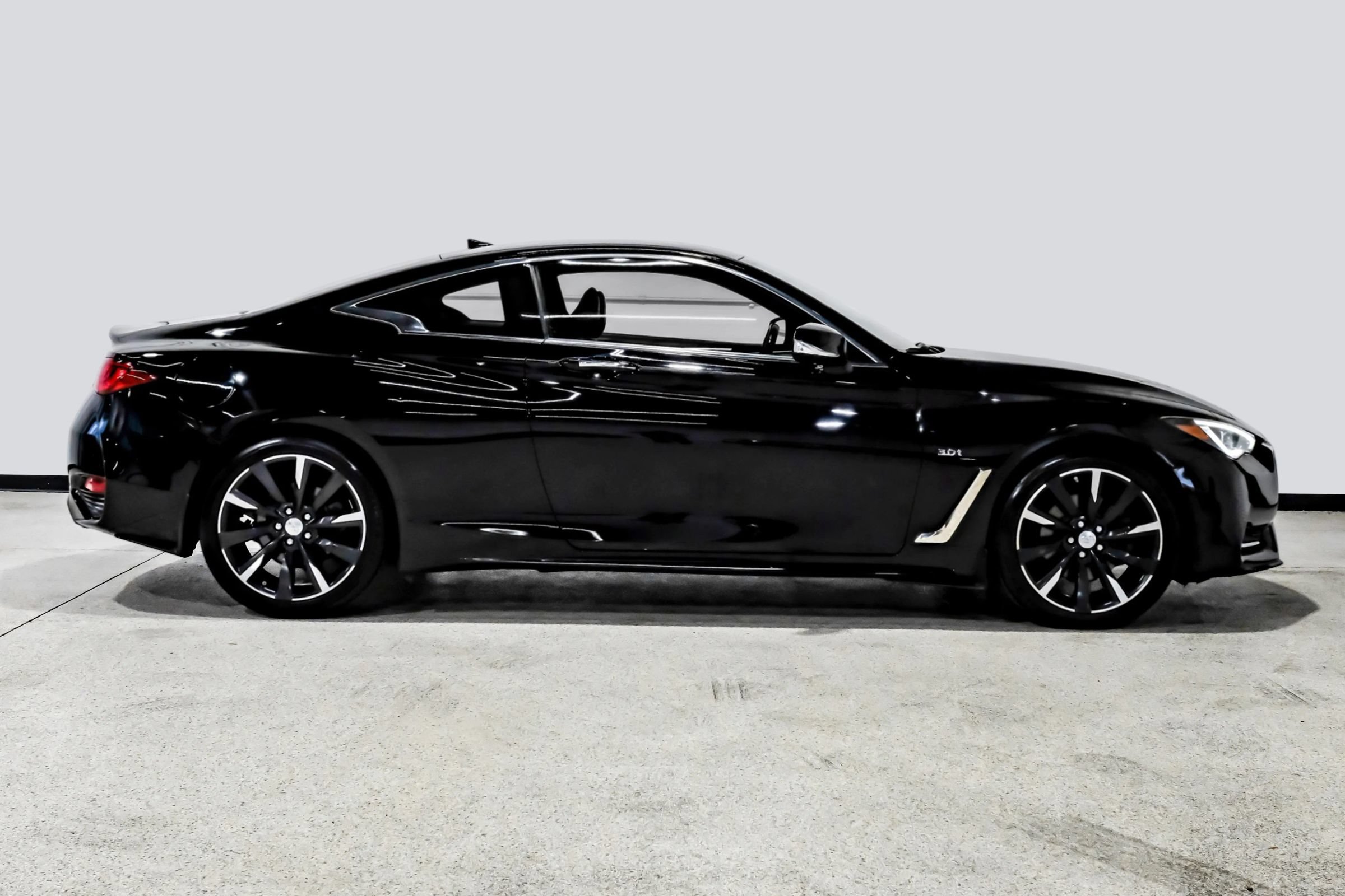 Used 2017 INFINITI Q60 3.0t w/ Premium Plus Package 3.0T AWD/4WD image 5