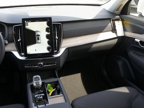 New 2025 Volvo XC90 T8 Plus w/ Protection Package Premier image 12