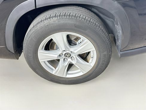 Used 2024 Toyota Highlander LE FWD image 37