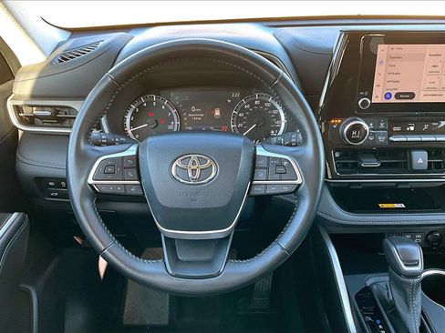 Used 2024 Toyota Highlander XLE image 5