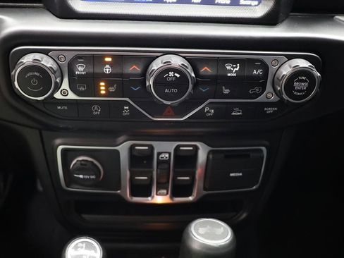 Used 2022 Jeep Wrangler Unlimited Sahara AWD/4WD image 22