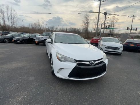 Used 2016 Toyota Camry SE image 2