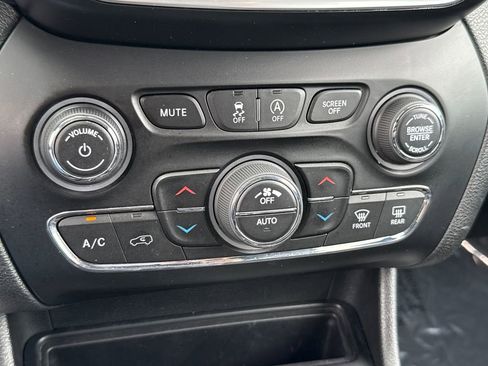 Used 2019 Jeep Cherokee Latitude Plus w/ Comfort/Convenience Group FWD image 26
