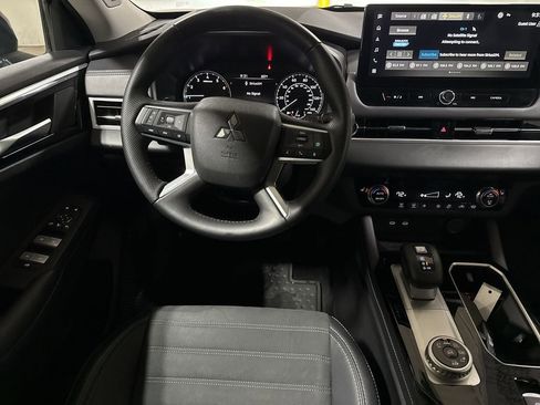 Used 2025 Mitsubishi Outlander SE image 11