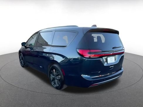 Used 2025 Chrysler Pacifica Limited FWD image 11