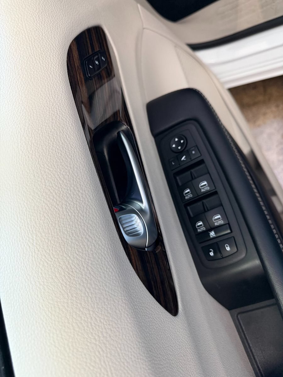 Used 2023 Chrysler Pacifica Limited FWD image 25