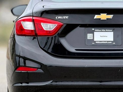 Used 2018 Chevrolet Cruze LS FWD image 13