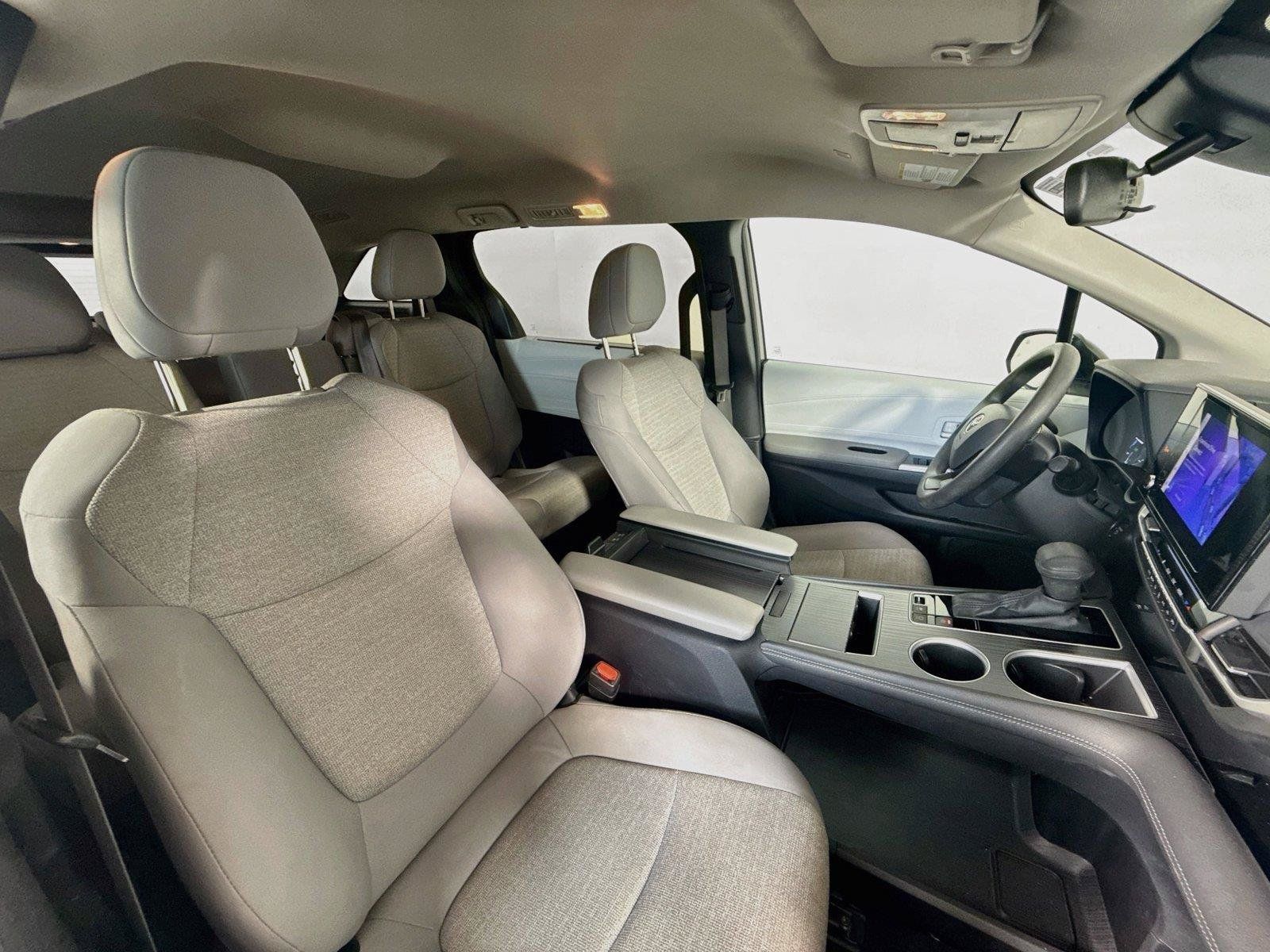 Used 2025 Toyota Sienna LE FWD image 33