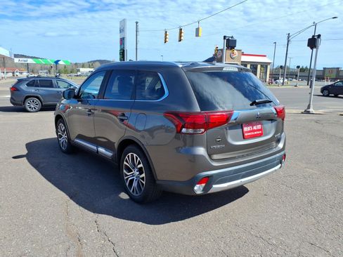Used 2017 Mitsubishi Outlander SE AWD/4WD image 3