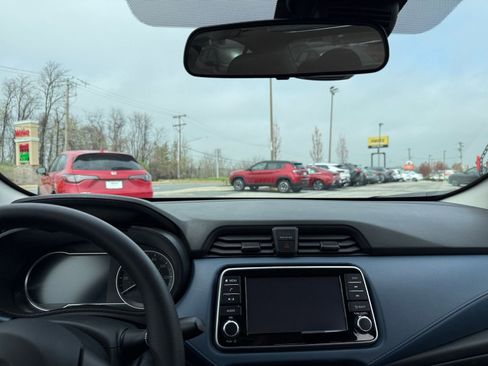 Used 2025 Nissan Versa SV image 17