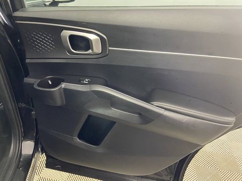 Used 2024 Kia Sorento S image 11