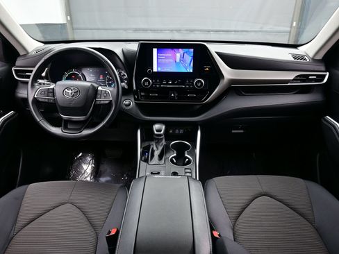 Used 2023 Toyota Highlander LE AWD/4WD image 19