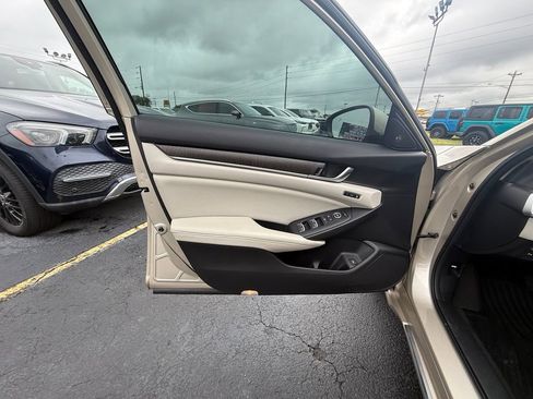 Used 2018 Honda Accord Touring image 10
