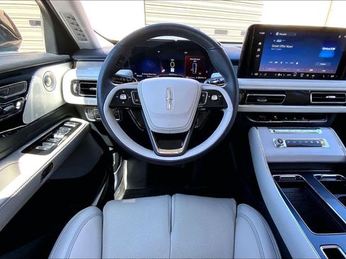 Used 2025 Lincoln Aviator Reserve w/ Luxury Package RWD image 6
