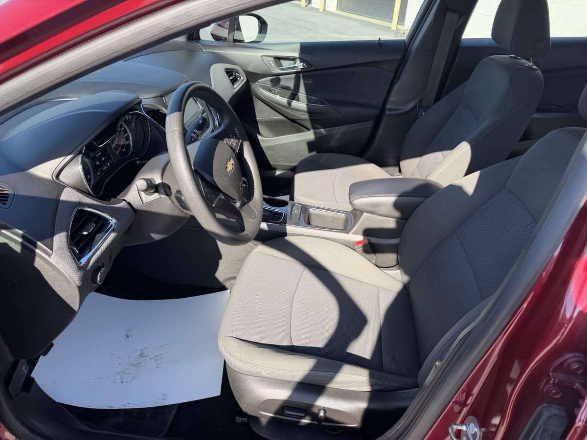 Used 2018 Chevrolet Cruze LT w/ Convenience Package FWD image 10