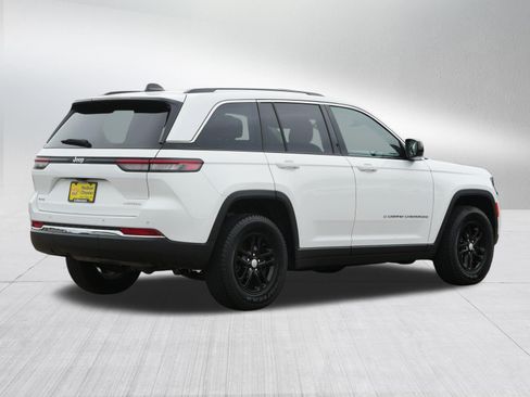 Used 2023 Jeep Grand Cherokee Laredo w/ Luxury Tech Group I AWD/4WD image 7