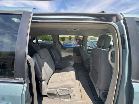 Used 2010 Chrysler Town & Country Touring w/ Family Value Group FWD image 19